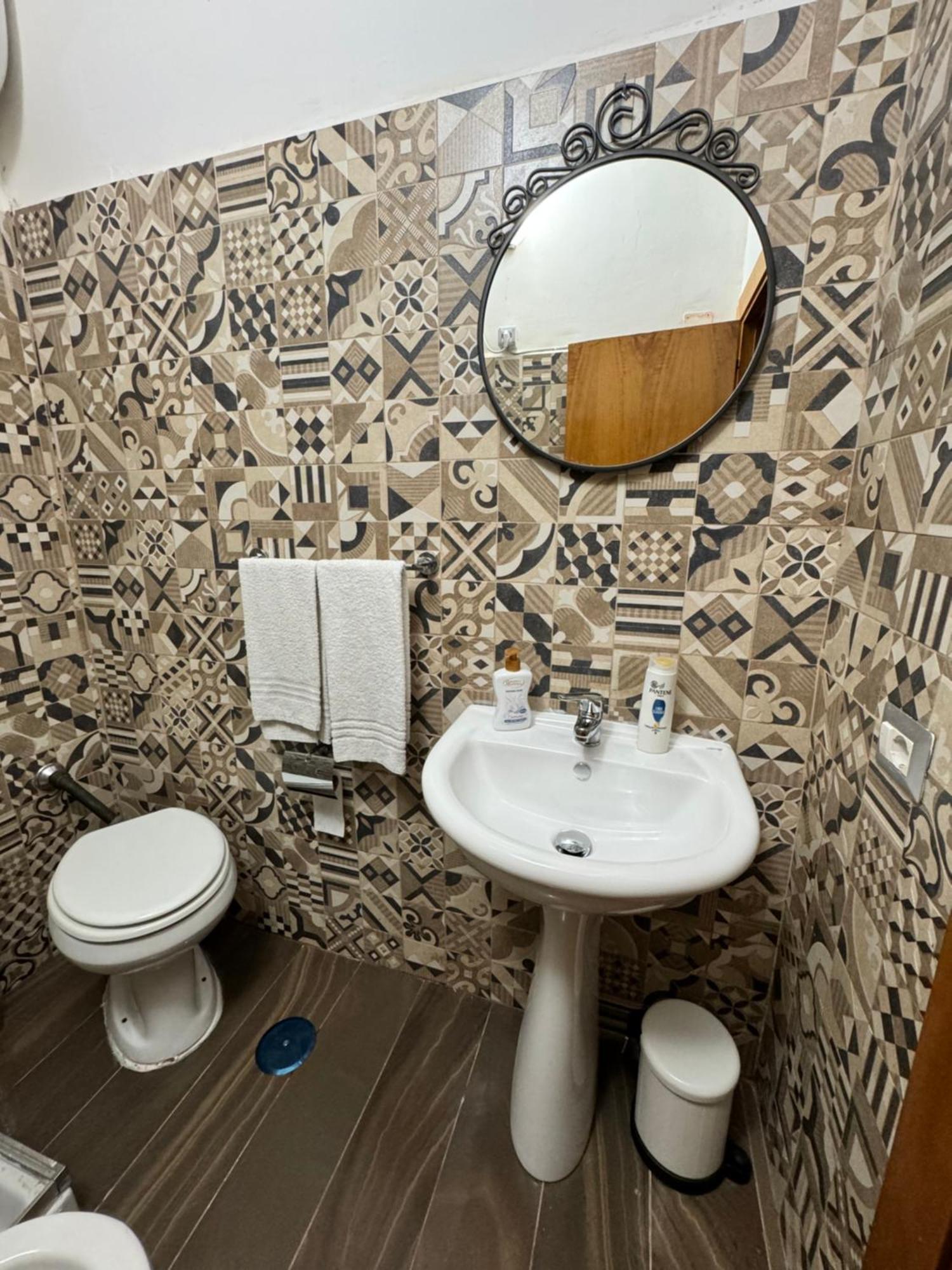 Room Station Giulia Наполи Екстериор снимка